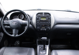 Подержанный автомобиль Toyota RAV4 2005 года (13 фото)
