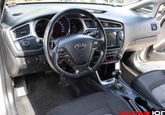 Подержанный автомобиль Kia Ceed Hatchback 2016 года (15 фото)