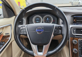 Подержанный автомобиль Volvo S60 2011 года (11 фото)