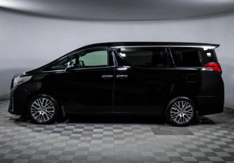 Подержанный автомобиль Toyota Alphard 2015 года (8 фото)