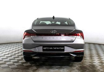 Подержанный автомобиль Hyundai Elantra Sedan 2021 года (4 фото)