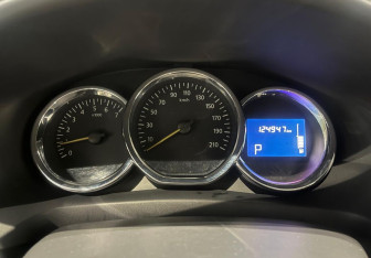 Подержанный автомобиль Renault Sandero 2015 года (15 фото)