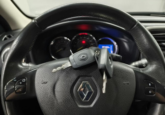 Подержанный автомобиль Renault Sandero 2016 года (15 фото)