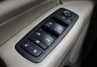 Подержанный автомобиль Jeep Grand Cherokee 2014 года (16 фото)