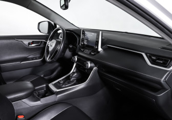 Подержанный автомобиль Toyota RAV4 2020 года (11 фото)