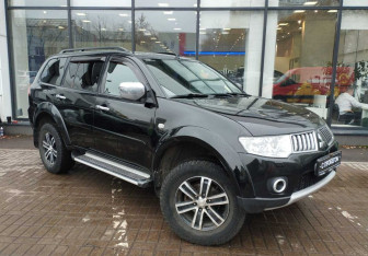Подержанный автомобиль Mitsubishi Pajero Sport 2013 года (3 фото)