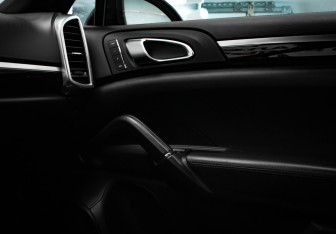 Подержанный автомобиль Porsche Cayenne 2011 года (23 фото)