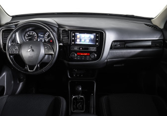 Подержанный автомобиль Mitsubishi Outlander 2018 года (13 фото)