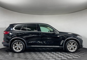 Подержанный автомобиль BMW X5 2021 года (6 фото)