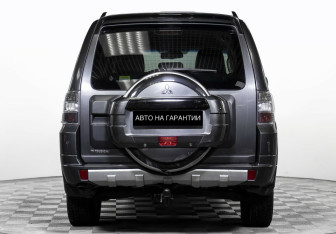Подержанный автомобиль Mitsubishi Pajero 2013 года (6 фото)