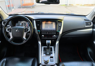 Подержанный автомобиль Mitsubishi Montero Sport 2022 года (10 фото)