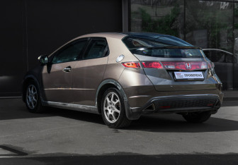 Подержанный автомобиль Honda Civic Hatchback 2007 года (6 фото)