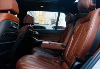 Подержанный автомобиль BMW X7 2020 года (10 фото)