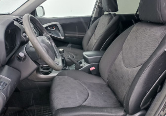 Подержанный автомобиль Toyota RAV4 2010 года (10 фото)