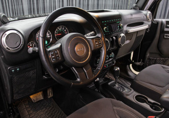 Подержанный автомобиль Jeep Wrangler 2012 года (14 фото)