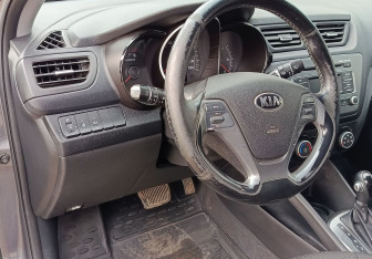 Подержанный автомобиль Kia Rio Sedan 2016 года (14 фото)