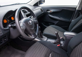 Подержанный автомобиль Toyota Corolla Sedan 2008 года (9 фото)