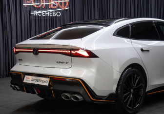 Подержанный автомобиль Changan UNI-V 2023 года (27 фото)