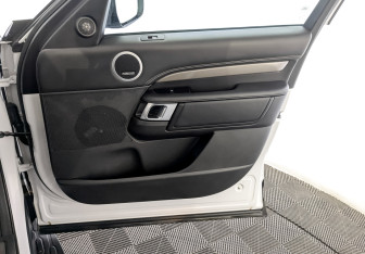 Подержанный автомобиль Land Rover Discovery 2020 года (26 фото)
