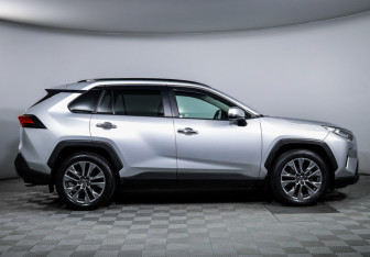 Подержанный автомобиль Toyota RAV4 2019 года (4 фото)