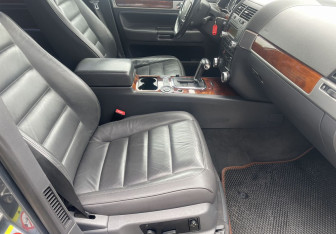 Подержанный автомобиль Volkswagen Touareg 2006 года (9 фото)