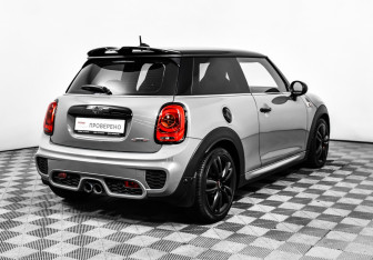 Подержанный автомобиль MINI Hatch 2017 года (22 фото)