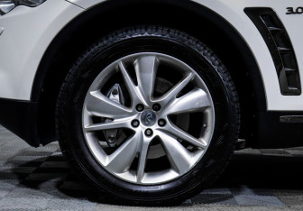 Подержанный автомобиль Infiniti QX70 2013 года (12 фото)