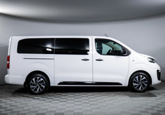 Подержанный автомобиль Peugeot Traveller 2021 года (4 фото)