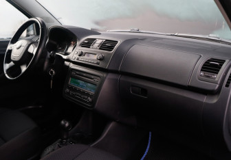 Подержанный автомобиль Skoda Fabia Hatchback 2011 года (9 фото)