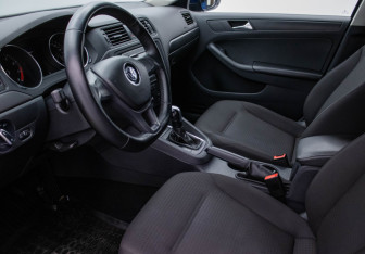 Подержанный автомобиль Volkswagen Jetta Sedan 2015 года (10 фото)