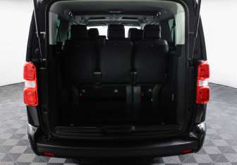 Подержанный автомобиль Peugeot Traveller 2020 года (10 фото)
