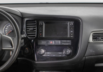 Подержанный автомобиль Mitsubishi Outlander 2017 года (14 фото)