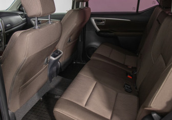 Подержанный автомобиль Toyota Fortuner 2018 года (11 фото)