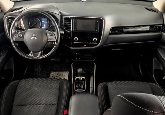 Подержанный автомобиль Mitsubishi Outlander 2021 года (11 фото)