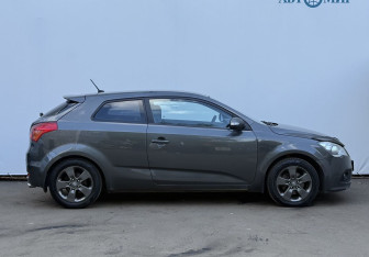 Подержанный автомобиль Kia Ceed Hatchback 2011 года (4 фото)