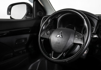 Подержанный автомобиль Mitsubishi Outlander 2019 года (13 фото)