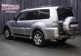 Подержанный автомобиль Mitsubishi Pajero 2011 года (7 фото)