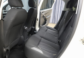 Подержанный автомобиль Peugeot 208 2013 года (12 фото)