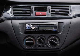 Подержанный автомобиль Mitsubishi Lancer Sedan 2004 года (13 фото)