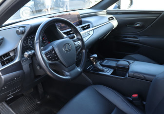 Подержанный автомобиль Lexus ES 2020 года (13 фото)
