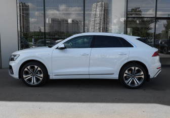 Подержанный автомобиль Audi Q8 2022 года (9 фото)