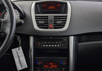 Подержанный автомобиль Peugeot 207 Hatchback 2008 года (17 фото)