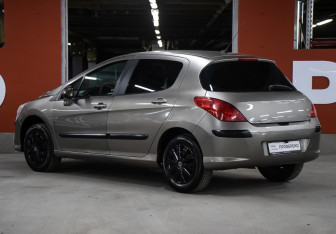 Подержанный автомобиль Peugeot 308 Hatchback 2010 года (7 фото)