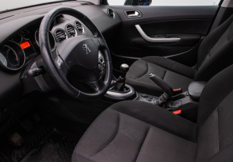 Подержанный автомобиль Peugeot 408 2013 года (10 фото)