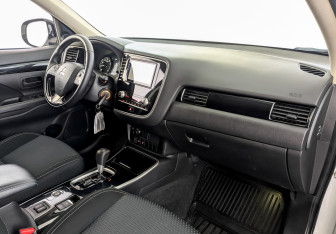 Подержанный автомобиль Mitsubishi Outlander 2020 года (11 фото)