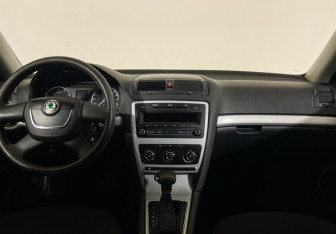 Подержанный автомобиль Skoda Octavia Liftback 2011 года (12 фото)