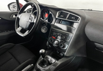 Подержанный автомобиль Citroen C4 Hatchback 2013 года (9 фото)