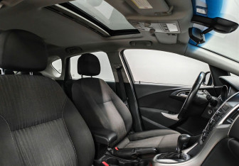 Подержанный автомобиль Opel Astra Hatchback 2011 года (11 фото)