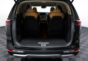 Подержанный автомобиль Kia Carnival 2021 года (10 фото)