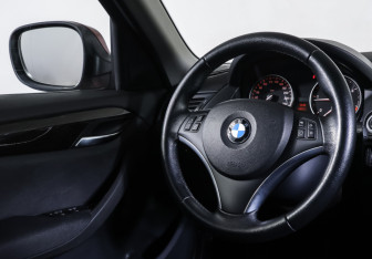 Подержанный автомобиль BMW X1 2010 года (13 фото)